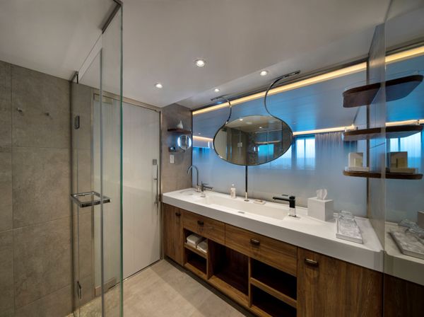 SuiteS1-BathroomR