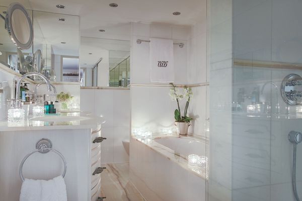 GRAND SUITE BATHROOM