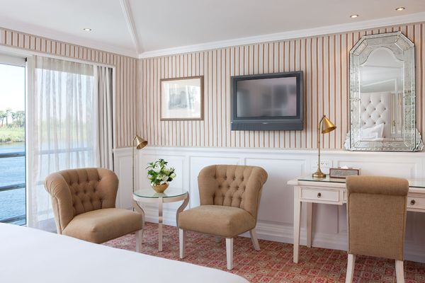 GRAND SUITE LIVING ROOM