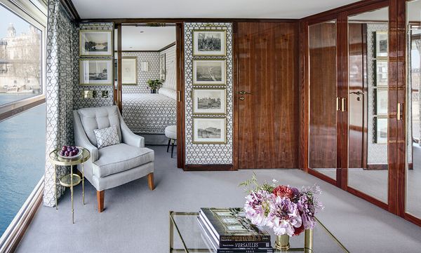 GRAND SUITE LIVING ROOM