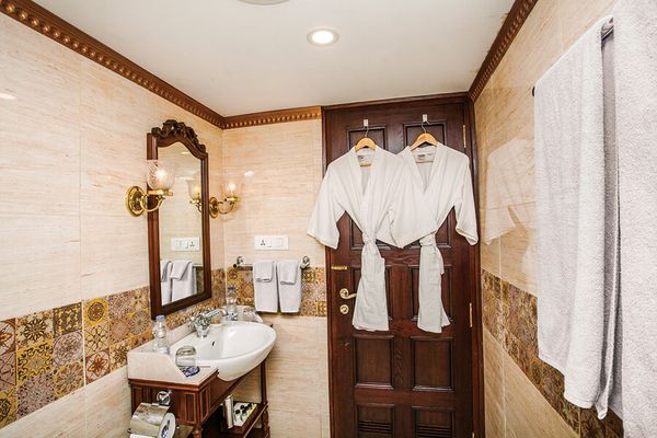 SIGNATURE SUITE BATHROOM